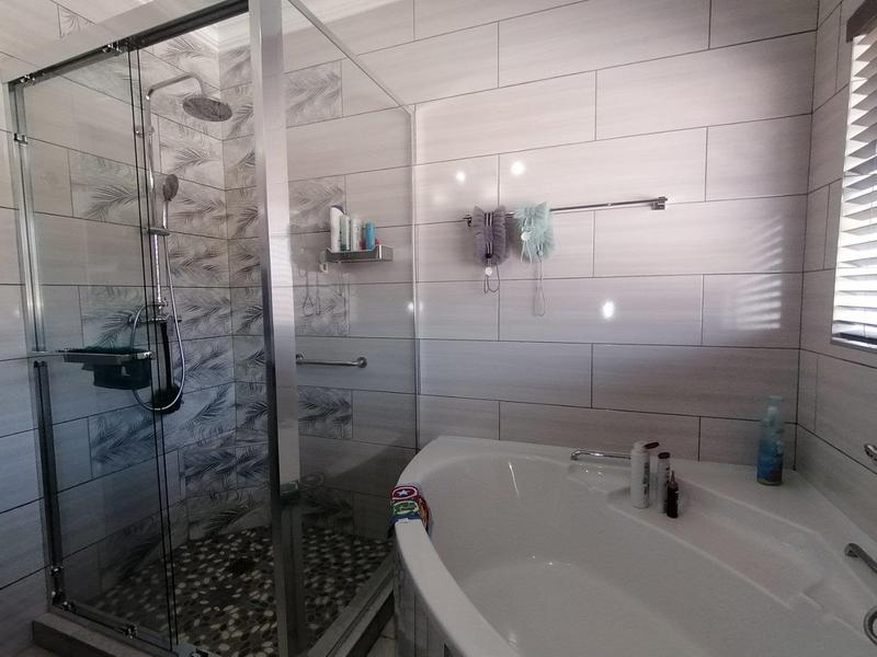 5 Bedroom Property for Sale in Fraaiuitsig Western Cape